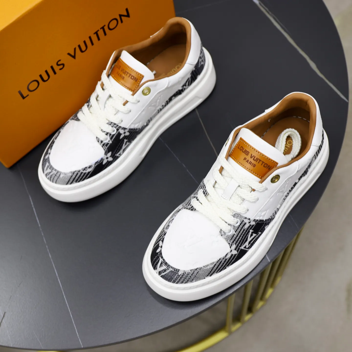 Ex-factory price: 480💰🙅‍♂️🙅‍♂️🙅‍♂️ Brand: LV Louis Vuitton Standard code: 38-44 (45 customized) Grade: Same as the official website Material: Original fabric Comfortable cowhide lining Increased lightness, wear-resistant and soft outsole Style category: Men's fashionable casual shoes Running sneakers Distinguished luxury brand elements Top luxury Color: actual picture color